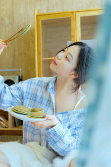 女巨人踩踏